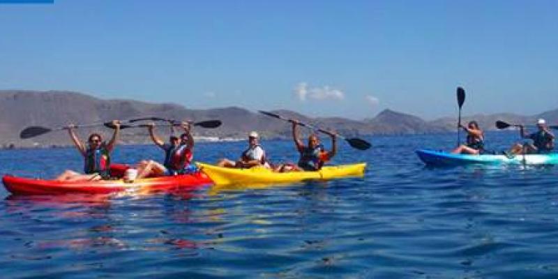 Grupo realizando una actividad en el mar con Kayaks