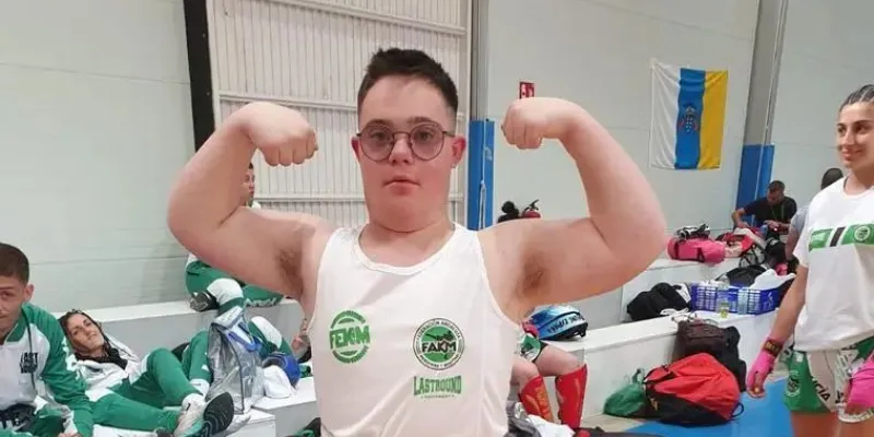 Ángel Rojas, campeón de Kick Boxing 