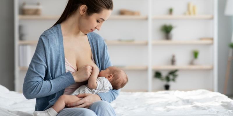 Mujer dando el pecho a su bebé