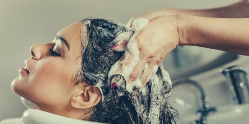 Chica lavándose el pelo