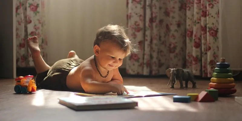 Niño leyendo un cuento en el suelo