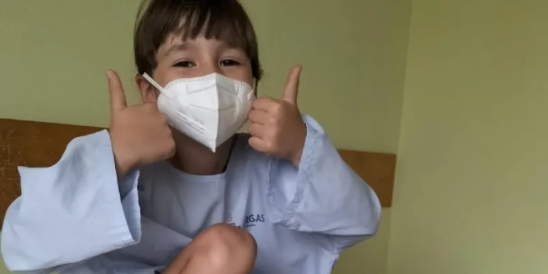 Leire, niña con síndrome Pfapa durante una criris de la enfermedad 