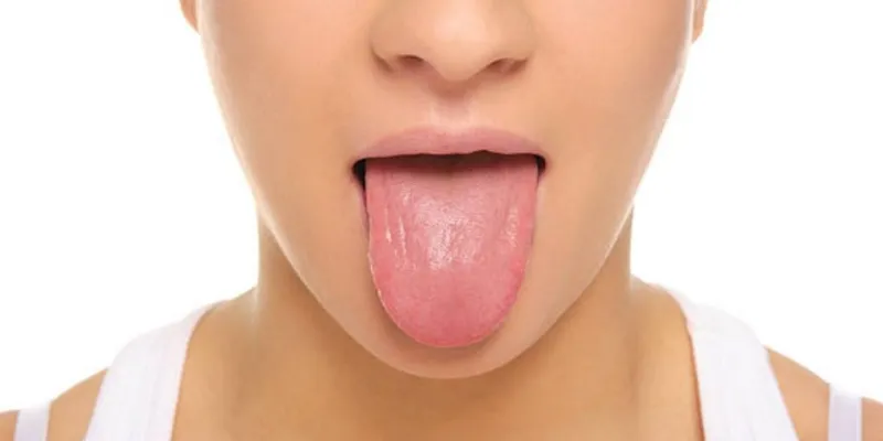 Chica sacando la lengua / Pixabay