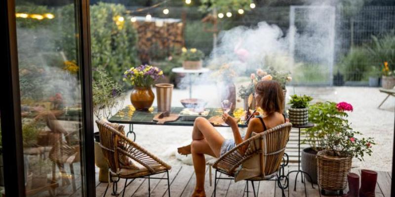 Mujer cenando en una terraza 