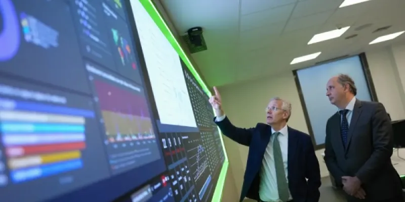El consejero de Digitalización, Miguel López-Valverde (dcha.), en el Centro de Control de Infraestructuras Críticas de la Comunidad de Madrid