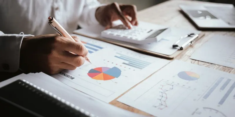 Mano de una persona redactando un informe de datos