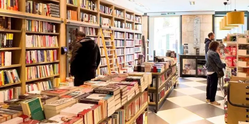 Una persona curiosea entre las novedades de una librería.