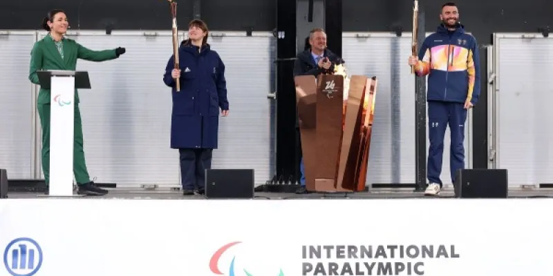 Millie Knight (segunda por la izquierda) y Andrea Macri (a la derecha), tras el encendido de la llama paralímpica