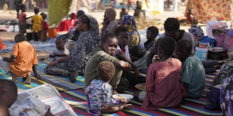  Las familias que huyen de la violencia en Darfur llegan a un campamento para personas desplazadas.