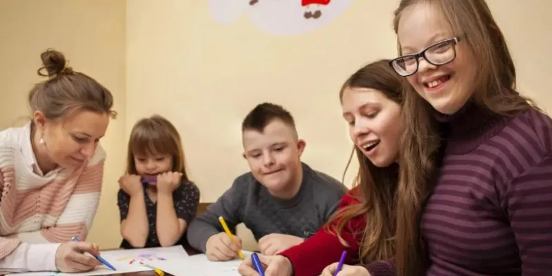 Varios niños en un aula de Educación Especial