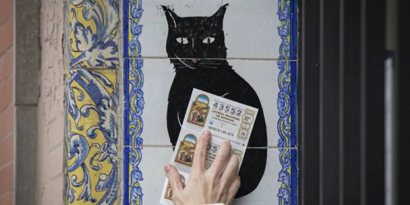 Una persona pasa un décimo de Lotería por azulejo de 'El gato negro' 