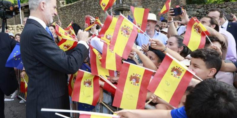 El Rey en Yuste, Extremadura, rodeado de ciudadanos con banderas de España 