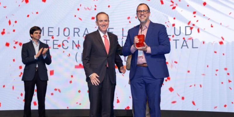 Luis Santiago, CEO de PEGASI, recibiendo el premio de la Fundación Mapfre