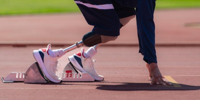 Salida de un atleta con prótesis en una pista de atletismo 