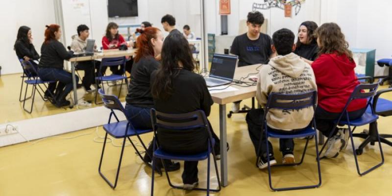 Jóvenes realizando actividades en un espacio municipal 