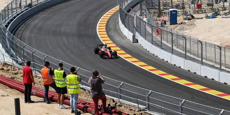 Hamilton rueda en Madring con su Ferrari.