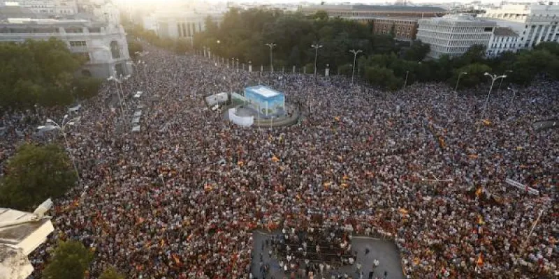 Decenas de miles de personas participan en una concentración en apoyo a los residentes de Ceuta, en la plaza de Cibeles en Madrid