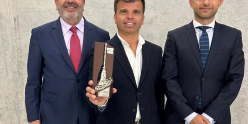 El concejal Diego López en la recogida del galarón