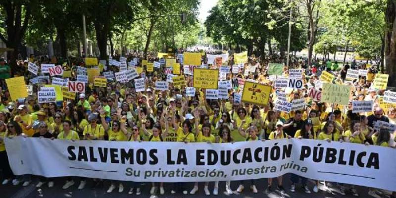Vista de la manifestación en defensa de la educación pública que recorre este domingo Madrid de Atocha a Puerta de Sol.