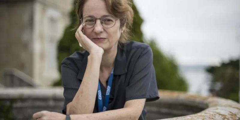 La escritora Marta Sanz en posición pensativa /El Mundo