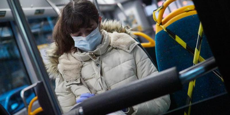 Una persona trabajando con mascarilla y material de protección/ La Vanguardia 