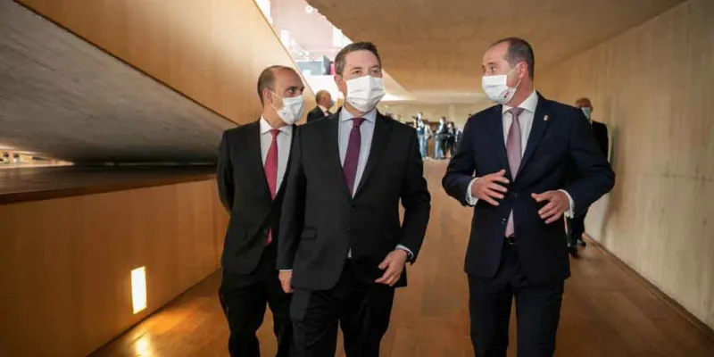 García Page baraja que la mascarilla pueda quitarse en verano en exteriores