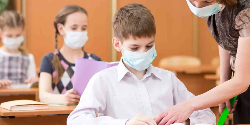 Niños en el colegio con mascarillas / Newtral
