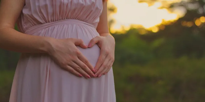 Una mujer embarazada tocándose la tripa
