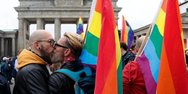 Dos hombres besándose en una manifestación