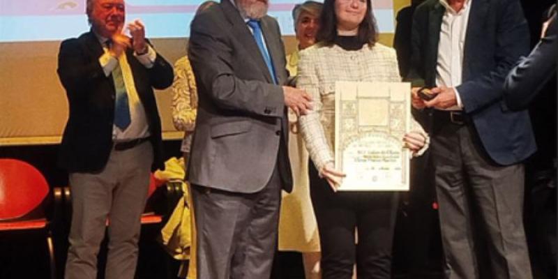 Foto de la artista Elena Muñoz en la premiación