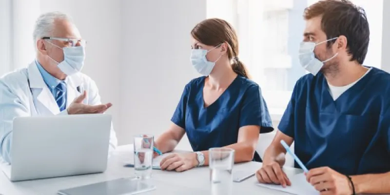 Médicos jubilados podrían reincorporarse la sistema de salud para dar apoyo