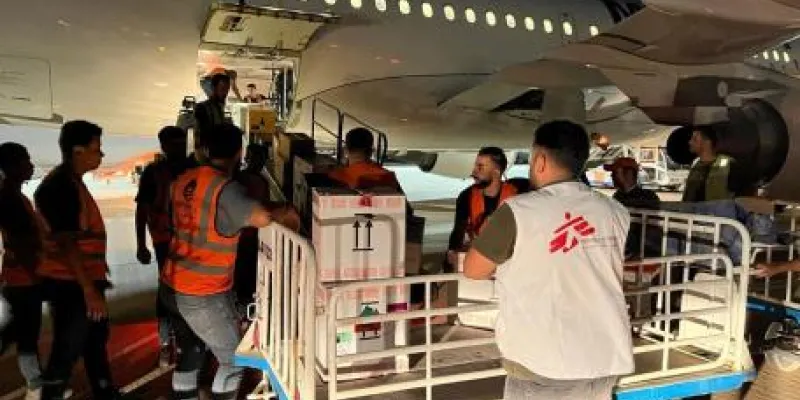 Recogiendo mercancías llegada a Libia por Médicos Sin Fronteras