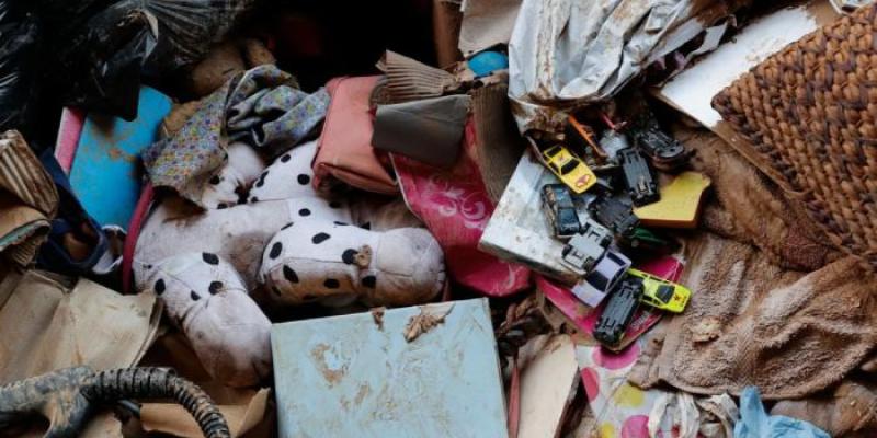 Varios enseres de niños cubiertos de barro en Paiporta, Valencia