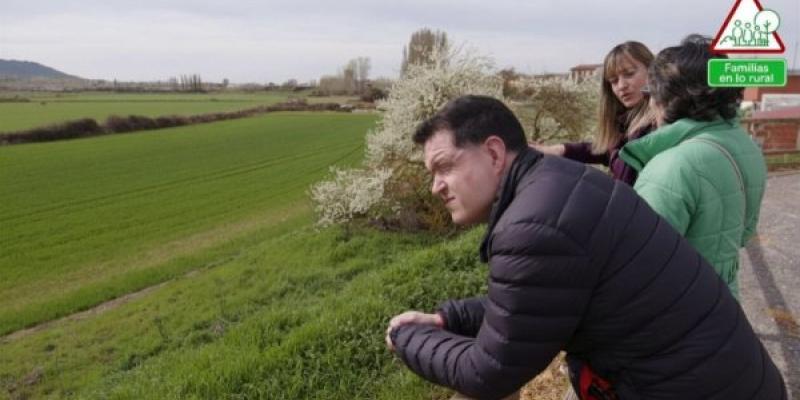Víctor Varona observa el paisaje junto a su madre, Fina Aroz, y otra mujer, en el entorno rural de Venta de Baños (Palencia) 