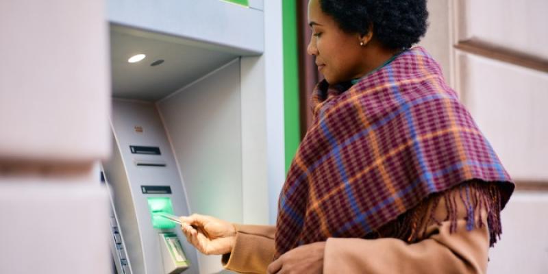 Mujer sacando dinero de un cajero