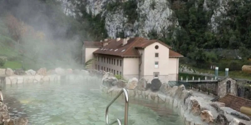 Vistas del Balneario y una de las piscinas al aire libre en pleno corazón de los Picos de Europa