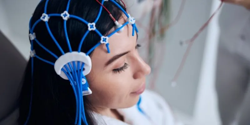 Mujer en una consulta de neurología