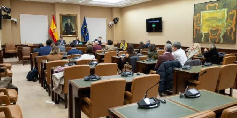 Varias personas sentadas en la sala de un juicio