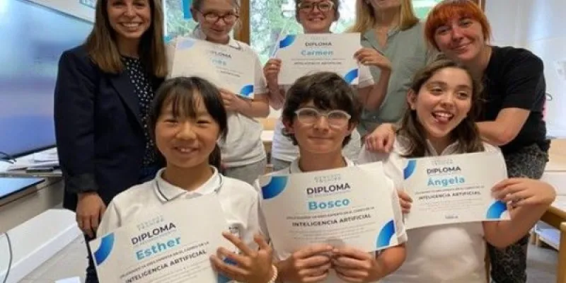El equipo de Fundación hiberus y del Colegio Querer con niños del curso de formación sobre IA