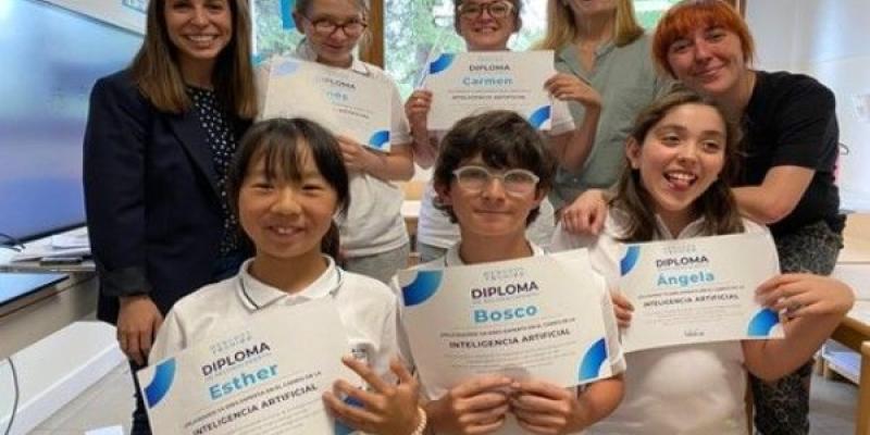 El equipo de Fundación hiberus y del Colegio Querer con niños del curso de formación sobre IA