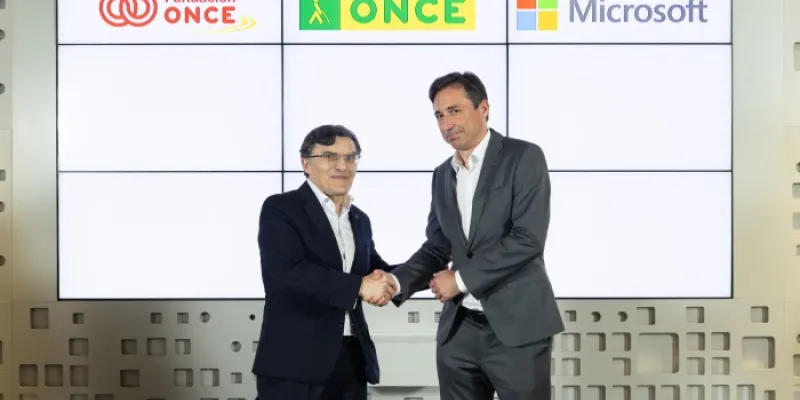 Imagen de los firmantes estrechándose la mano