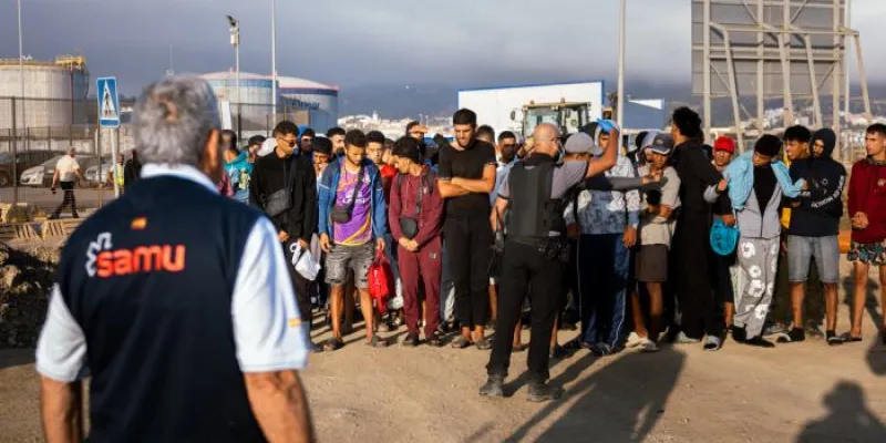 Migrantes y personal de seguridad, durante el traslado 