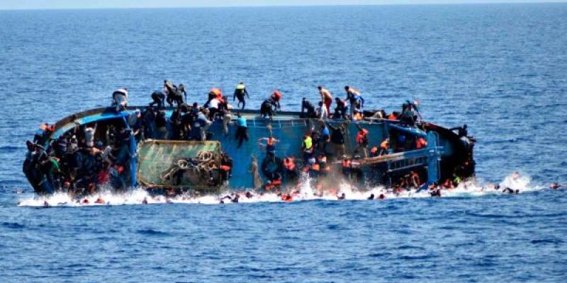 Migrantes en una patera