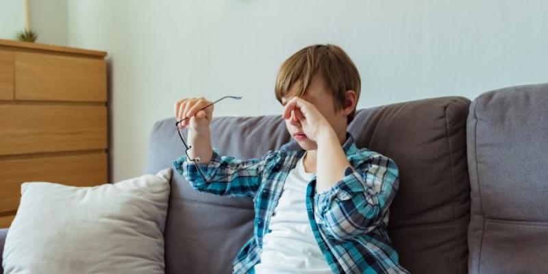 Niño con miopía