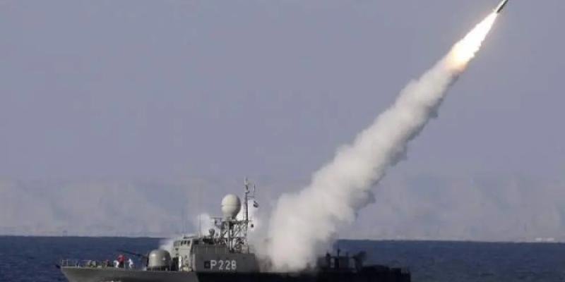 Un misil es lanzado desde un buque de la Armada iraní 