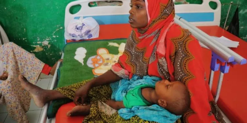 Kawsar Ibrahim Osman, de 25 años, sostiene a su hijo de ocho meses, Bilal, en el centro de alimentación terapéutica para pacientes hospitalizados en el Hospital Regional de Mudug, en la ciudad de Galkayo, región de Mudug, Somalia. 