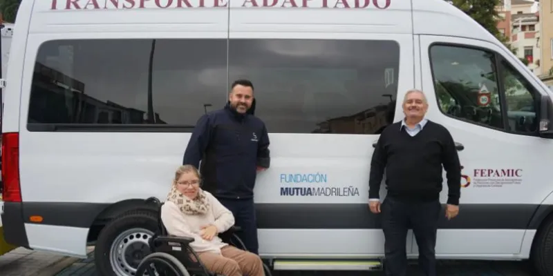 Una usuaria y dos empleados de FEPAMIC antes de emplear el vehículo adaptado. 