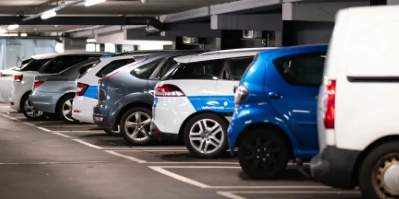 Coches aparcados en un parking