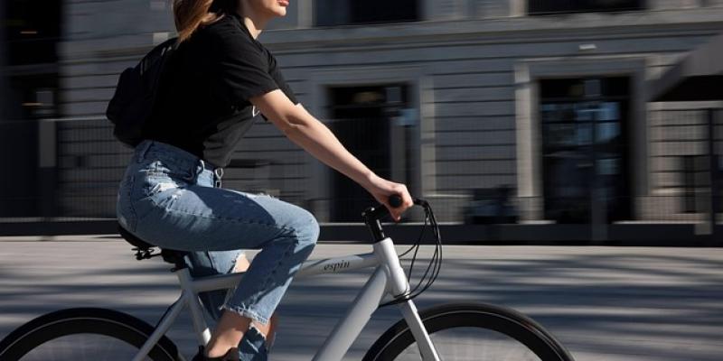 Chica montando en bicicleta por la ciudad