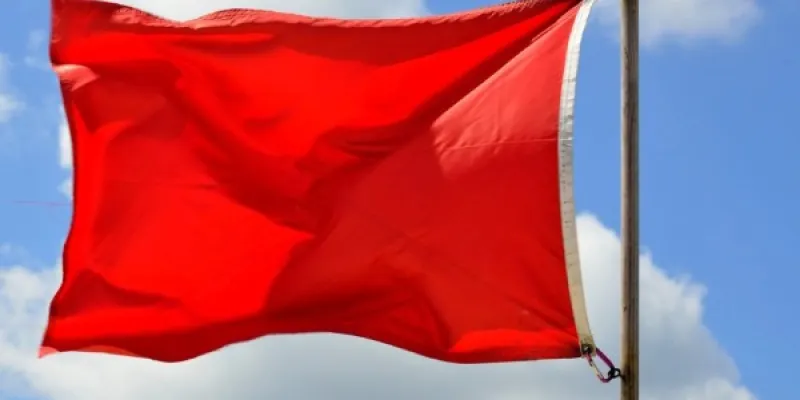 Una bandera roja en una playa española 